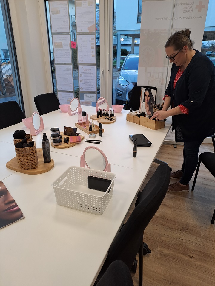 Vorbereitungen für den Makeup-Workshop beim DRK in Hövelhof