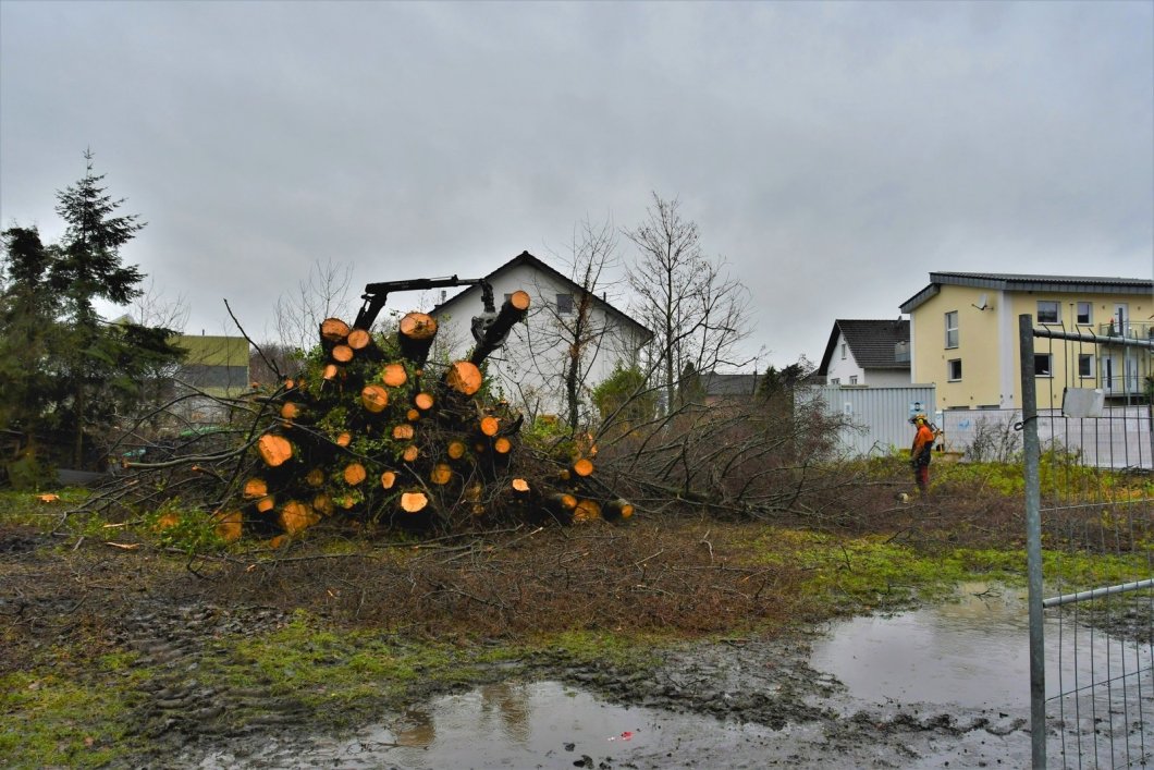 Die Maschinen haben ganze Arbeit geleistet auf dem Grundstück an der Bahnhofstraße, die sich rechts jenseits der Absperrgitter befindet. Links ist im Hintergrund eine Halle des Maschinenbauers Elha zu sehen.