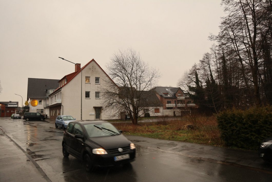 Noch wuchert es wild: Das Grundstück liegt neben der Bücherei, die demnächst in die Vikarie am Jagdschloss umzieht.